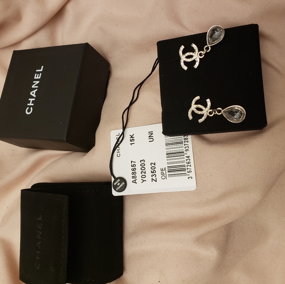 SOLD Authentic Chanel earrings bnib - Picture 5 of 6